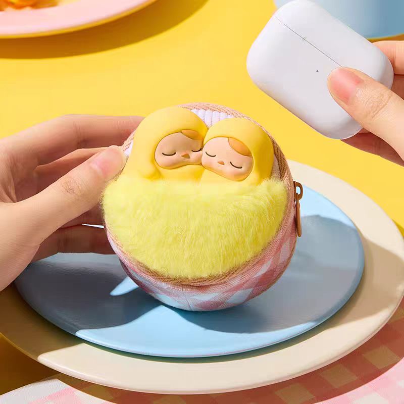PUCKY EGG BEANIE EARPHONE CASE
